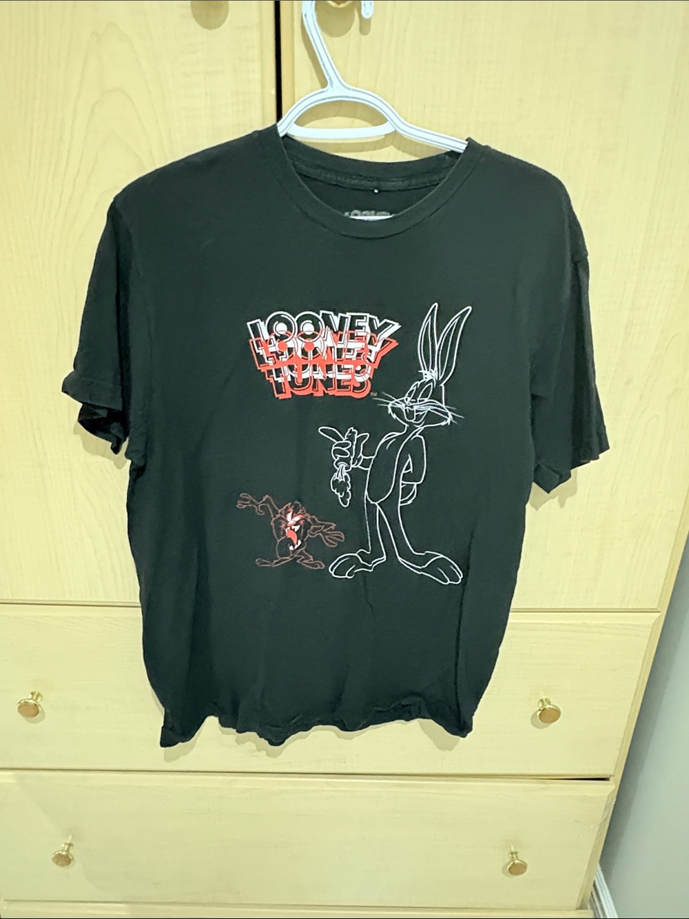 Warner Bros. Looney Tunes Black T‑Shirt with Red & White Graphic